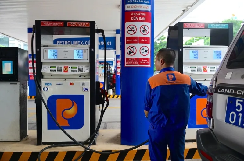 Người tiêu dùng cần phân biệt giá cơ sở, giá bán tối đa và giá niêm yết tại cửa hàng xăng dầu.
