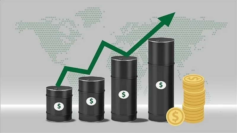 Giá xăng dầu chịu tác động từ giá dầu thế giới, tỷ giá, nguồn cung và chính sách điều hành.