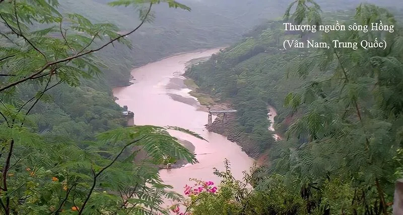 Hành trình sông Hồng đi từ thượng nguồn vùng núi, qua trung du, đồng bằng rồi đổ ra biển Đông.
