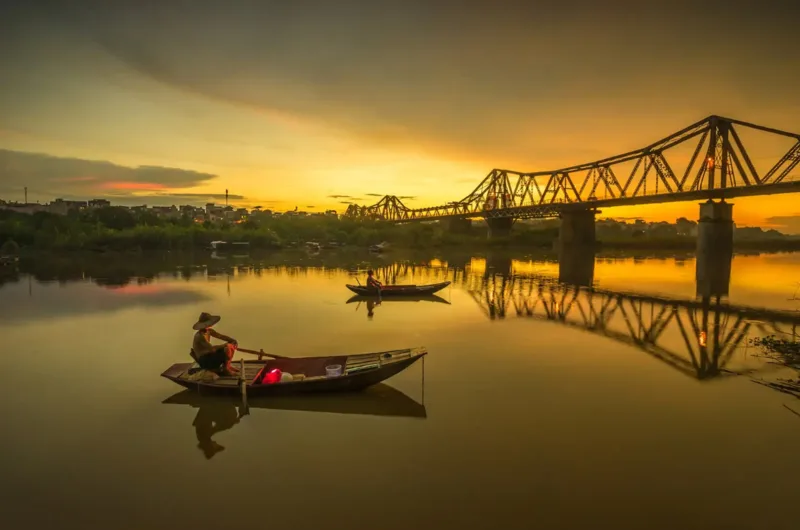 Sông Hồng gắn liền với lịch sử, văn hóa, làng nghề, bến nước và đời sống tinh thần của cư dân Bắc Bộ.