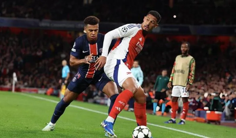 William Saliba nổi bật với khả năng đọc tình huống, tranh chấp chắc chắn và sự điềm tĩnh khi xử lý bóng.