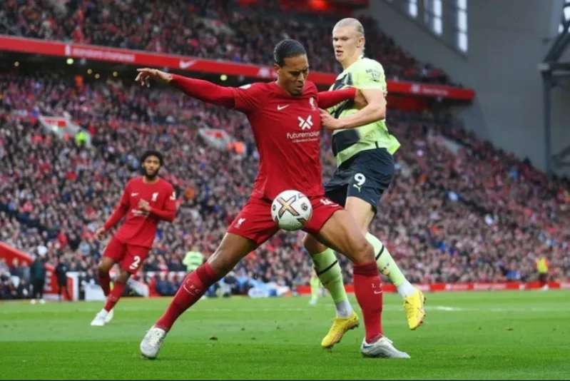 Virgil van Dijk là biểu tượng phòng ngự của Liverpool, nổi bật với kinh nghiệm, khả năng không chiến và tố chất thủ lĩnh.