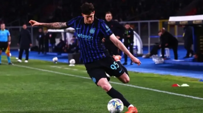 Alessandro Bastoni là mẫu trung vệ hiện đại, thuận chân trái và có khả năng phát động tấn công rất tốt.