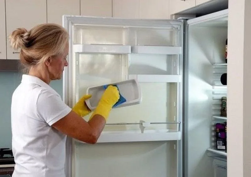 Các lỗi đơn giản như ngăn đá quá đầy, tuyết bám nhẹ hoặc tủ đặt lệch có thể tự xử lý tại nhà an toàn.