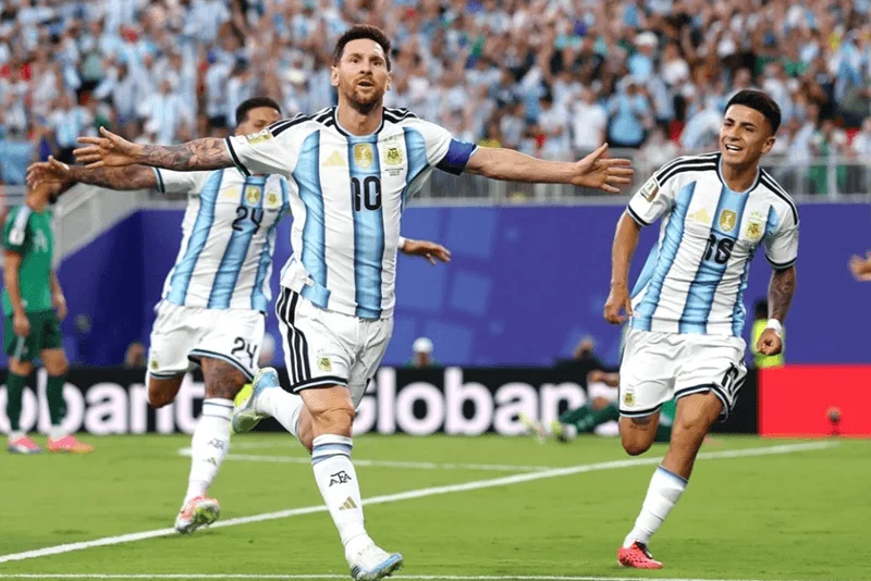 Siêu sao Lionel Messi mang phong cách chơi bóng vị nghệ thuật với nhãn quan thiên tài và kỹ thuật bẩm sinh.